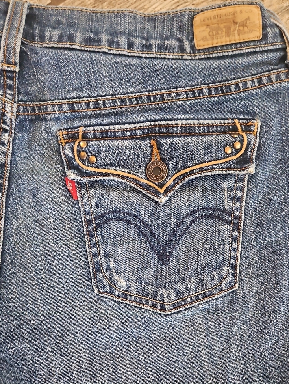 Levi's Women's Medium Blue Denim Rolled-Hem Shorts Size 12 - Picture 2 of 5